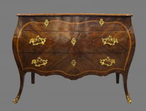 Elegante comò genovese Luigi XV, con fronte a tre cassetti privi di traversa, Genova metà XVIII secolo.